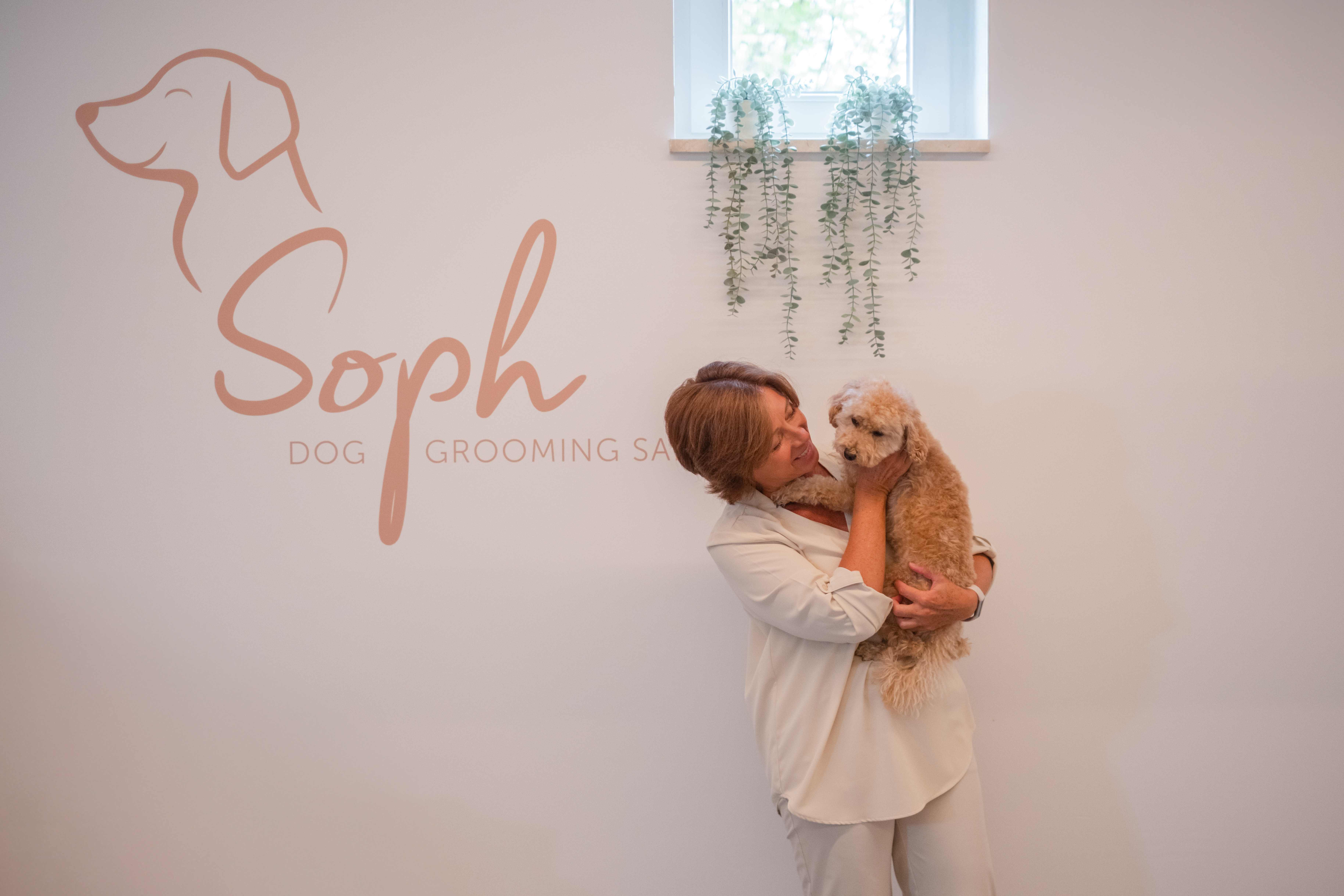 Sophie met hond voor het Soph Grooming logo